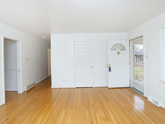 4th image of 308 Lilac Ct