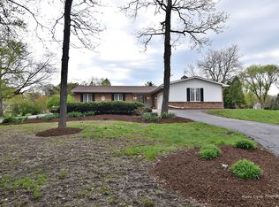 2S721 Horseshoe Dr, Batavia, IL 60510
