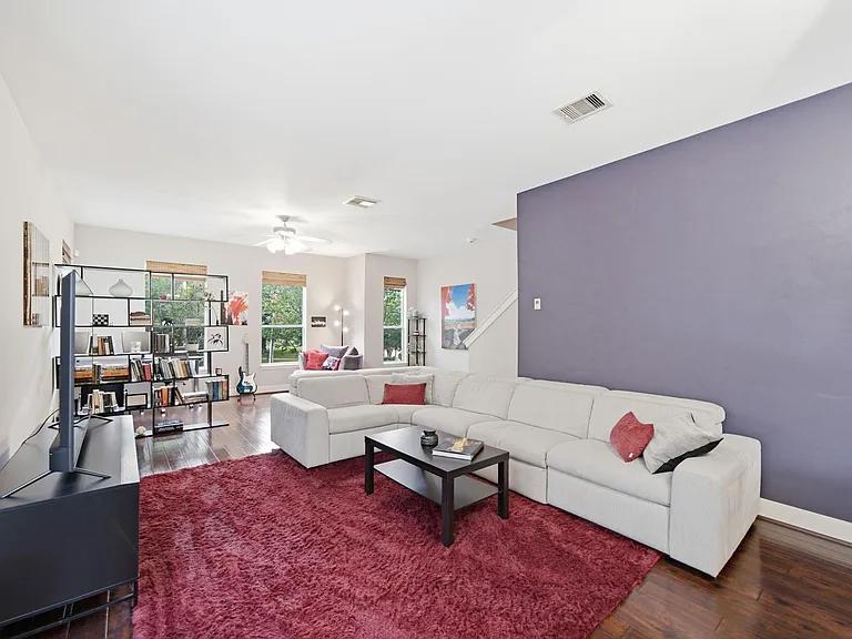 1716 Elgin St — Photo 2