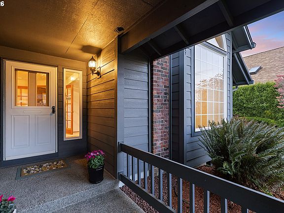 4th image of 618 NE 156th Ave