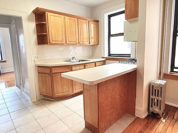 5th image of 2124 Crescent St APT C4