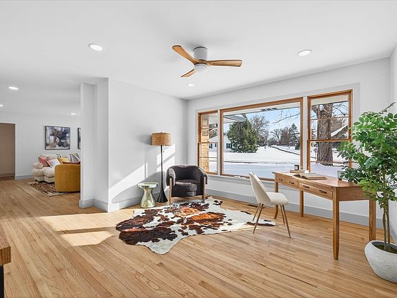 3rd image of 301 E Glendora Dr