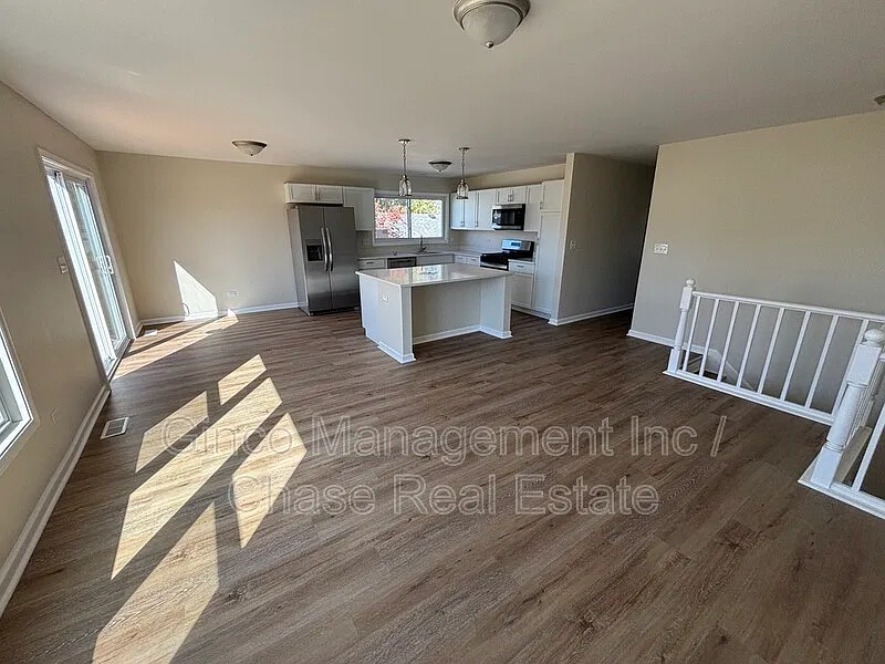 5 bed, 3.0 bath, 3000 sqft, $3,895 — Photo 3