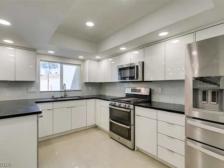 5046 Schumann Dr — Photo 19