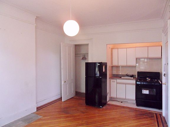 5th image of 125 Saint James Pl APT 3B