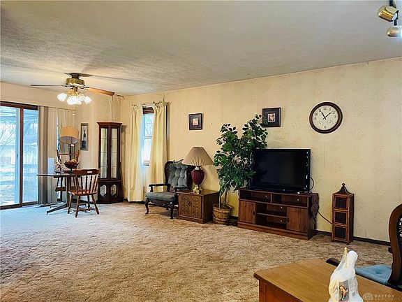 5th image of 812 Arrowhead Dr