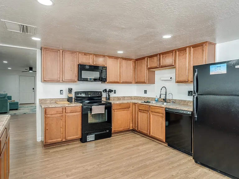 E Celeste Dr — Photo 10