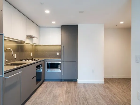 2135 Springer Ave #809, Burnaby, BC V5B 3N1