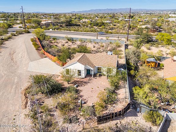 3rd image of 2801 W Ironwood Hill Dr
