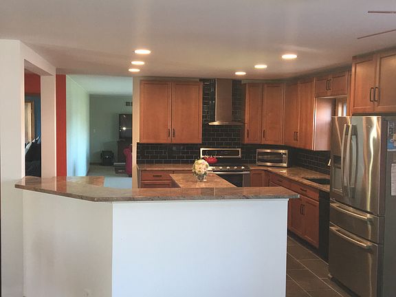 3rd image of 921 Tanview Dr