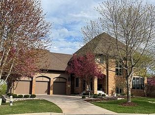 552 Lake Ridge Ct, Shoreview, MN 55126
