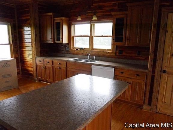 5th image of 410 S Clover Ln