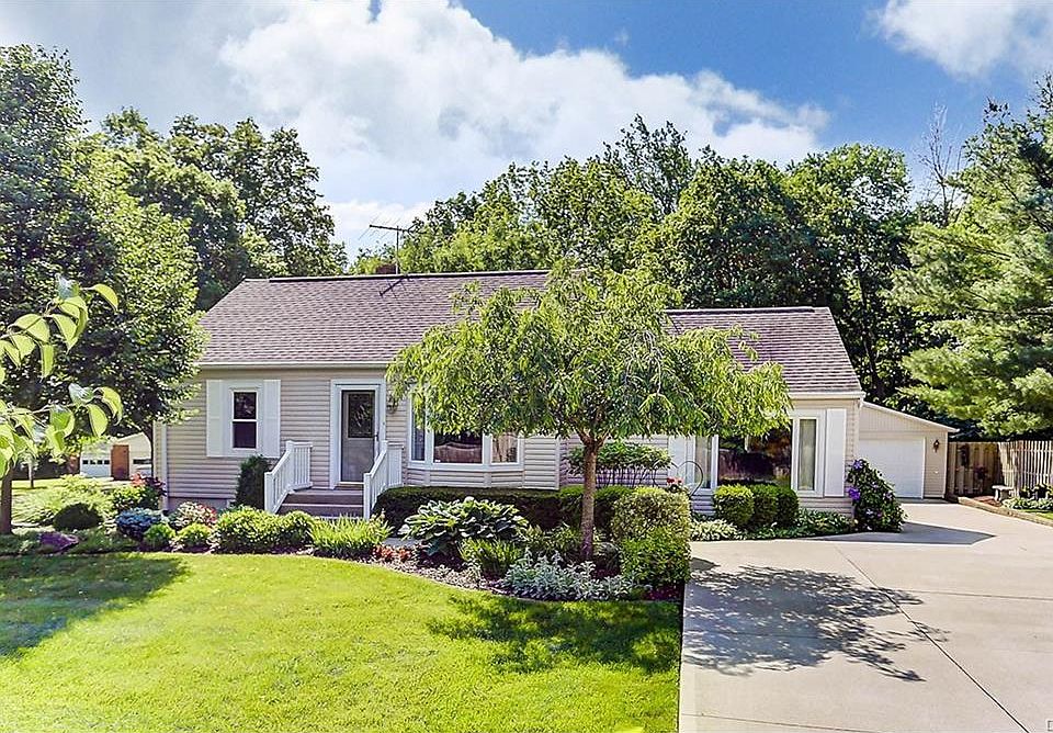 1st image of 460 Moorewood Cir