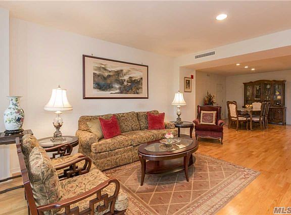 5th image of 100 Harbor View Dr APT 619