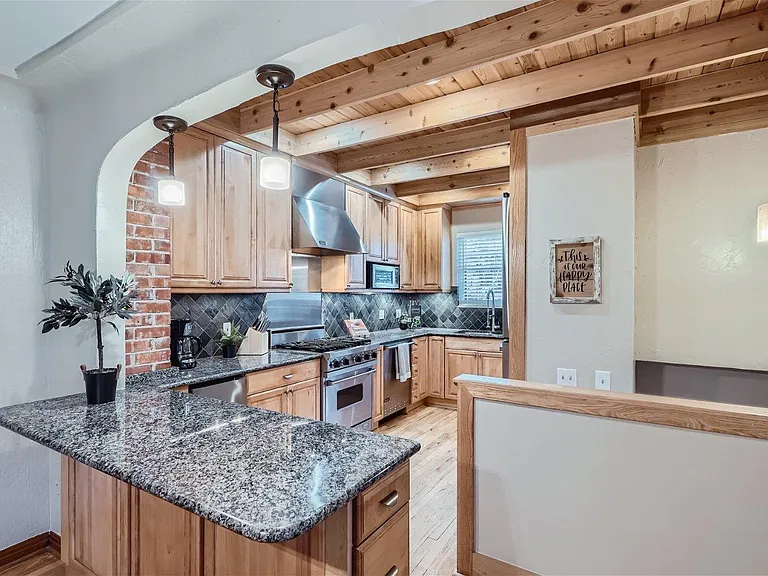 695 Ash St — Photo 7