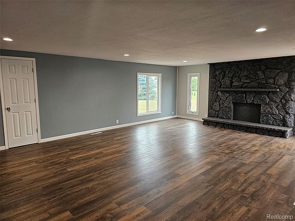 4th image of 3094 Country Ln