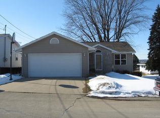 845 Livingston Ave, East Dubuque, IL 61025