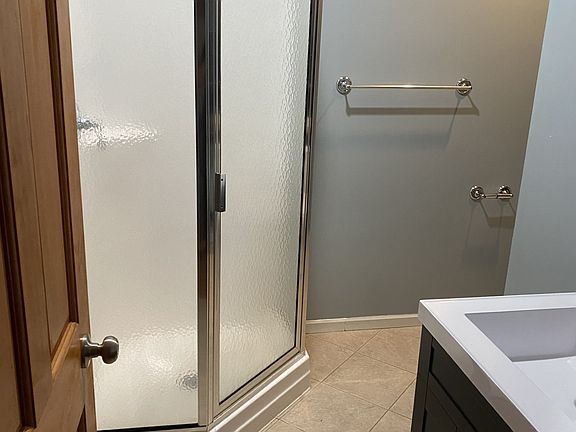 5th image of 423 Ludington St Suite 2