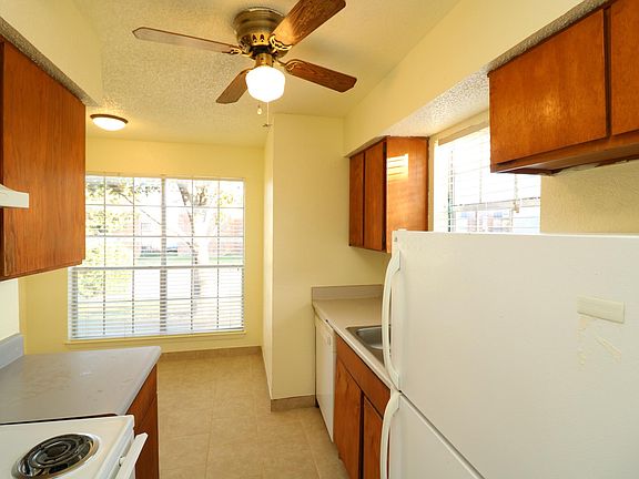4th image of 8037 Cambridge Cir