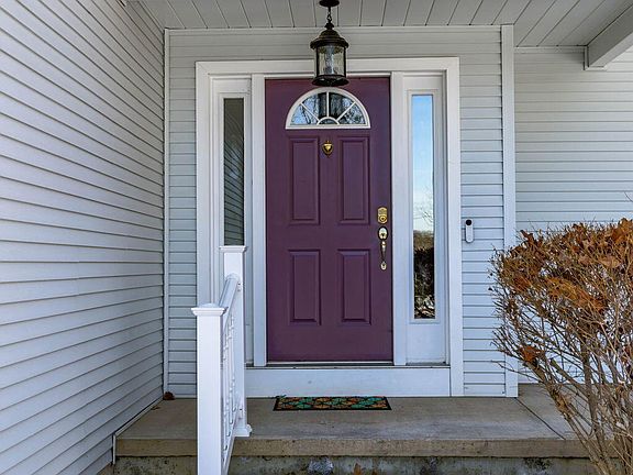 2nd image of 135 Woodhill Rd