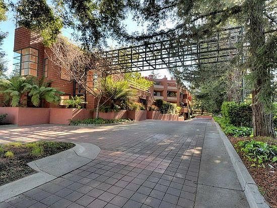 Entry from El Camino Real to the Palo Alto Redwoods