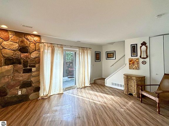 3rd image of 3860 Greenleaf Cir #30