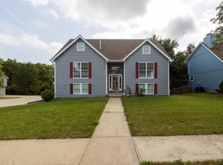 601 SE Pendleton Dr, Lees Summit, MO 64063