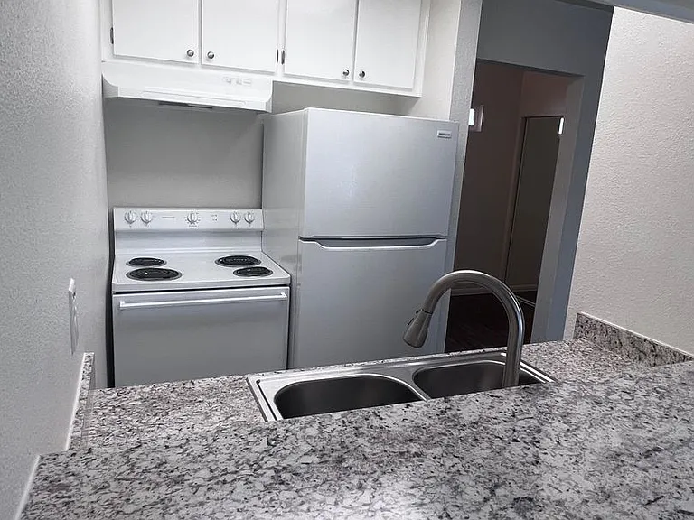 527 E Washington Ave — Photo 5