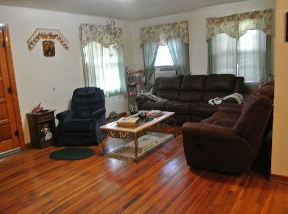 3rd image of 410 Lasseter Ave