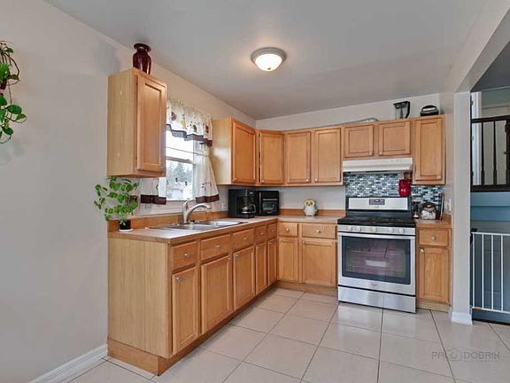 5th image of 1604 Leslie Ave