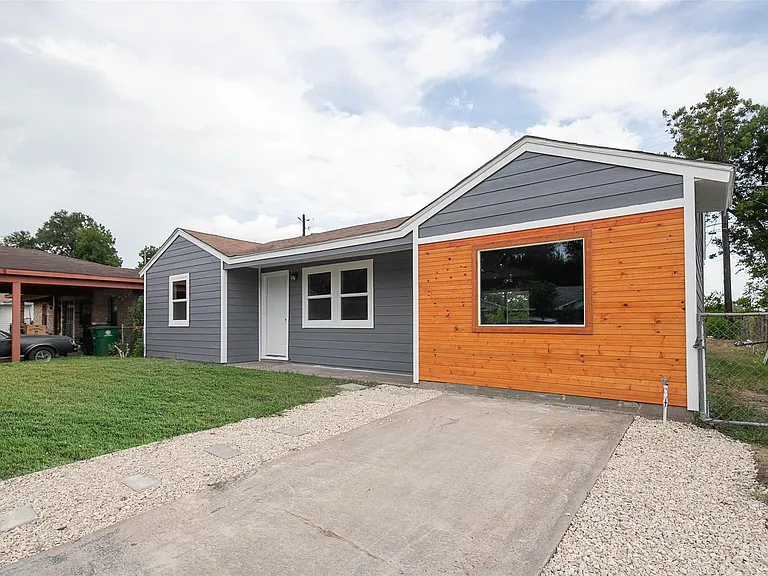 3205 Stallings Dr — Photo 3
