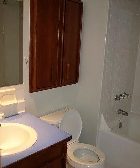 Bathroom with tub/shower