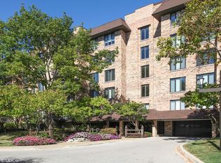 3900 Mission Hills Rd APT 404, Northbrook, IL 60062