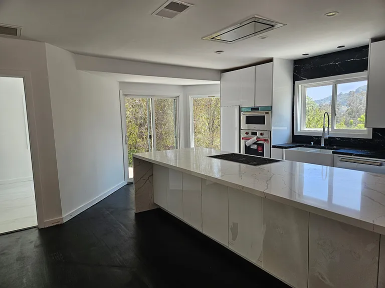 2828 Benedict Canyon Dr — Photo 5