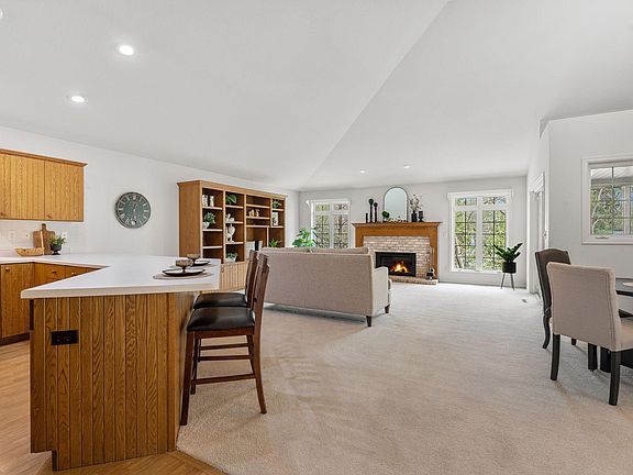 5th image of 1380 Edinburgh Pl NE