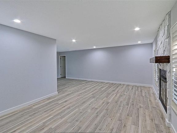 4th image of 17801 Deerfield Dr