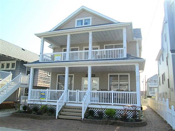 2nd image of 846 Brighton Pl #C2
