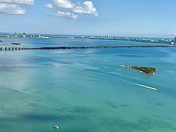 4th image of 1750 N Bayshore Dr #Penthouse 5401