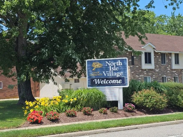 109 Pointe Circle S #109, Coram, NY 11727