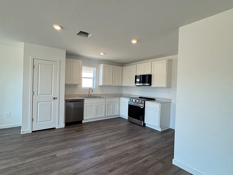 2125 W Totems St — Photo 1