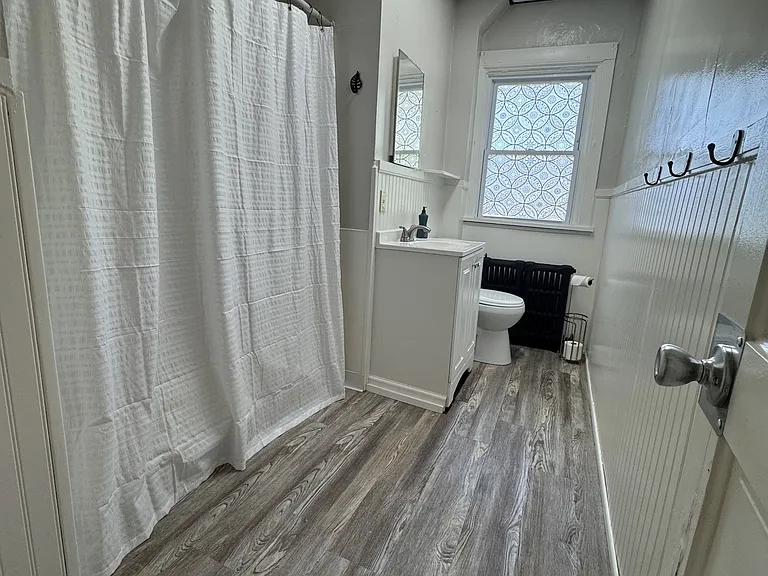 614 University Ave — Photo 25