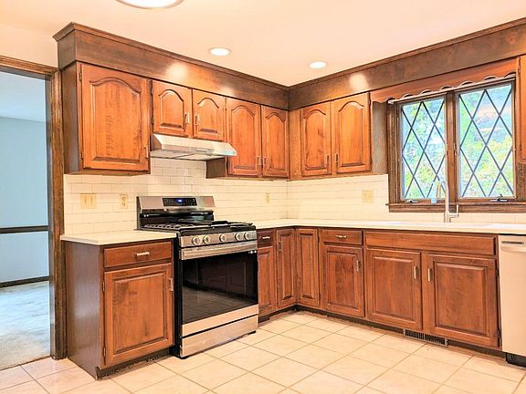 3rd image of 867 Shaker Rd