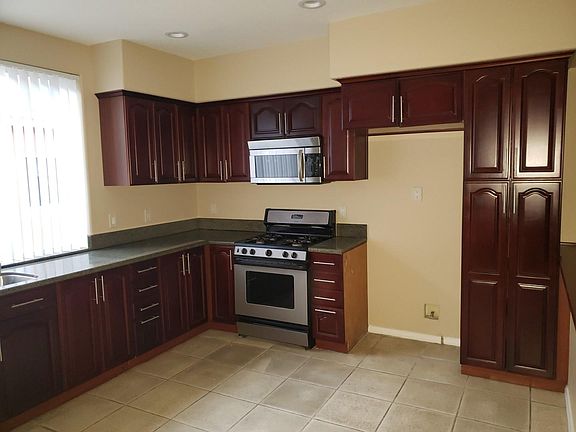 2nd image of 466 W 50th St