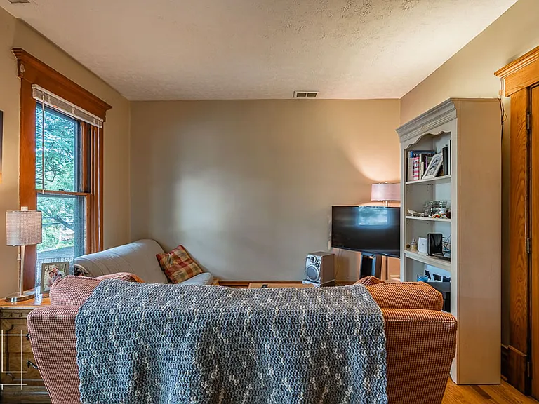 83 King Ave — Photo 14
