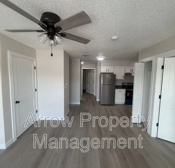1015 W 14th St #8 — Photo 4