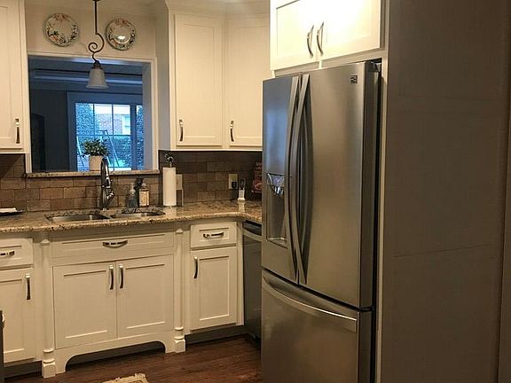 5th image of 300 Camellia Dr