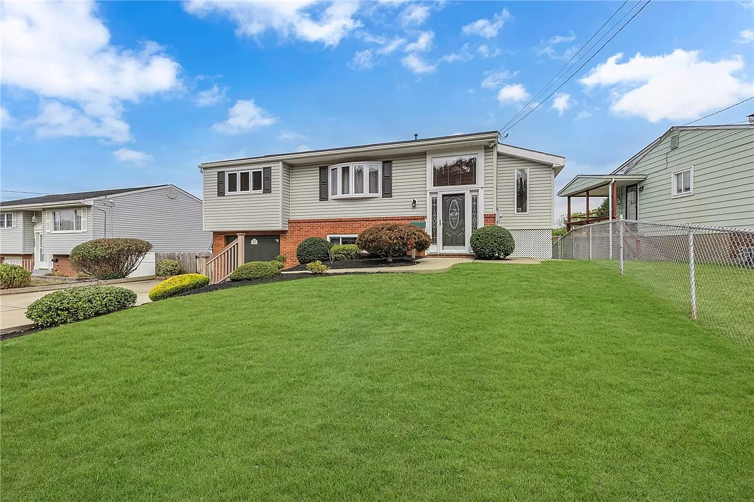 1040 Catherine Dr photo 1