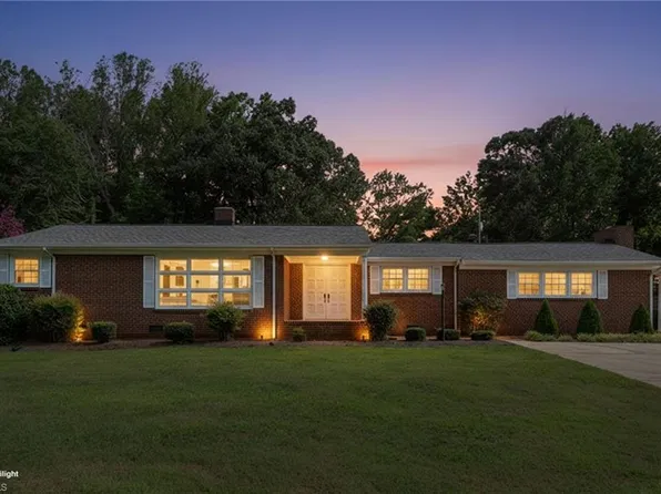 1540 W Harrison St, Reidsville, NC 27320