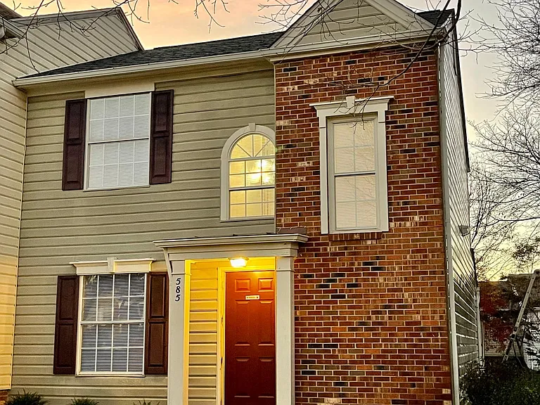585 Cromwell Ct — Photo 4