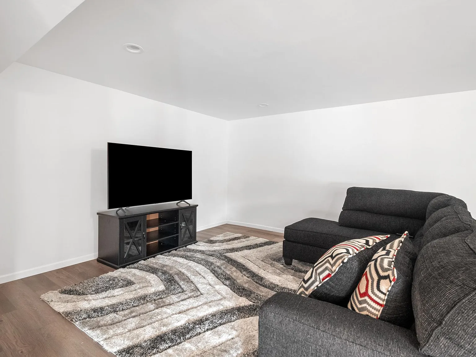 4 bed, 2500 sqft, $3,900 — Photo 3